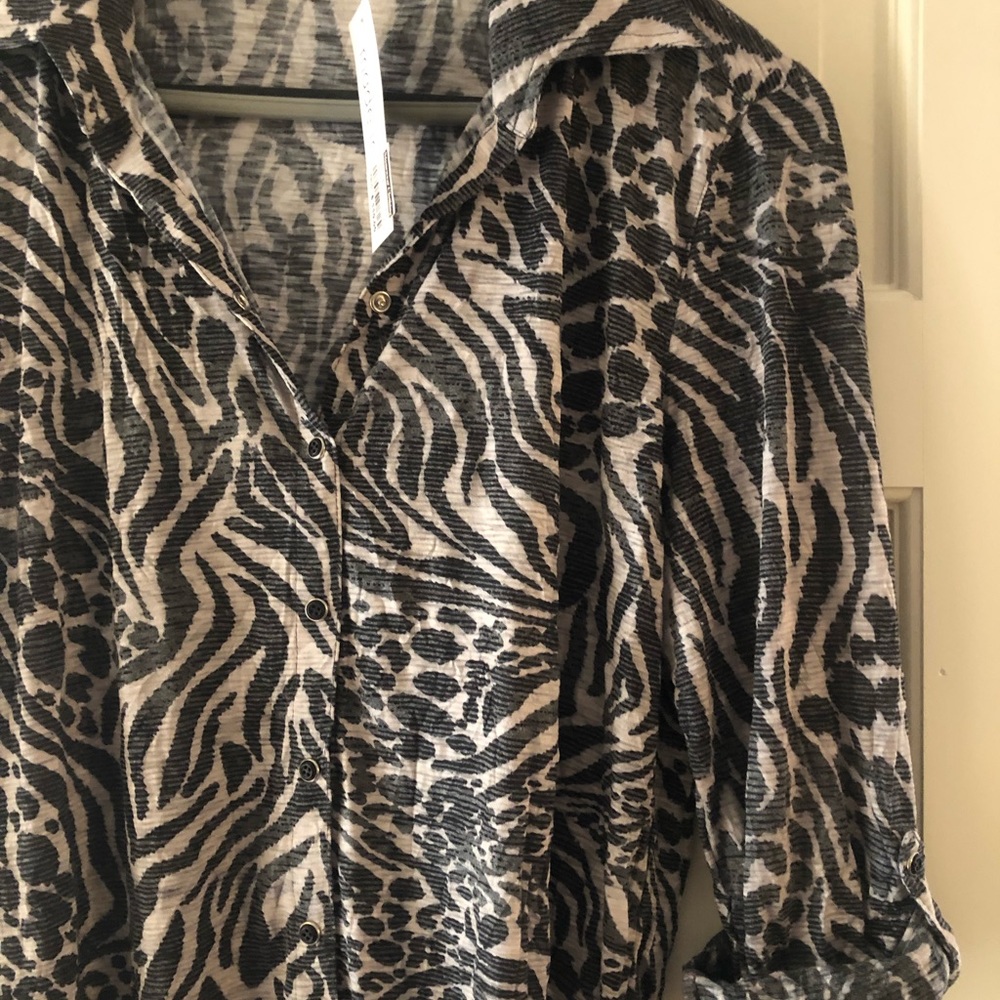 David cline top, lightweight, soft and comfortable. Snap closure. Gorgeous print